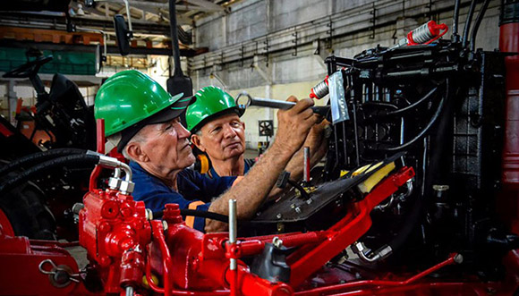 Holmeca ensambla tractores Belarus en Holguín en medio de cambios económicos (+Fotos)