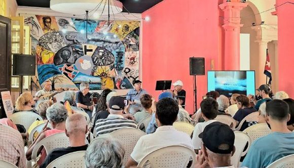 La Casa del ALBA presenta los libros Donde anida la poesía y conVergencias, de Roberto Chile