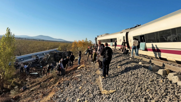 Al menos 30 personas han muerto tras la colisión entre dos trenes en Toledo, España