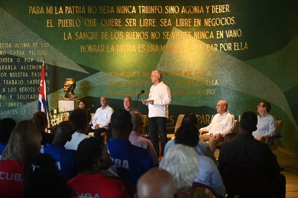 “Cuba no se rinde, Cuba no se vende y Cuba no olvida”