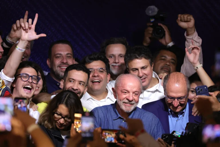 Lula celebra su reelección en Brasil y promete gobernar para 215 millones